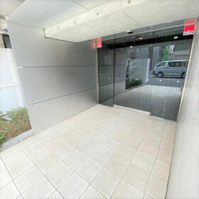 16/23 エントランス