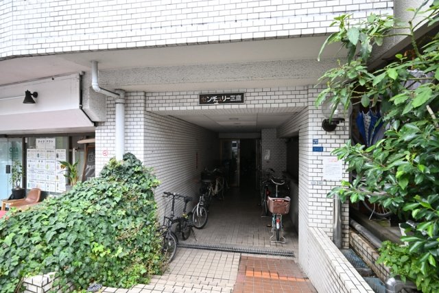 21/23 エントランス