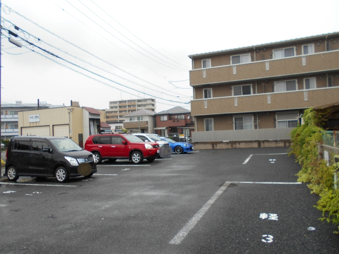 18/27 駐車場