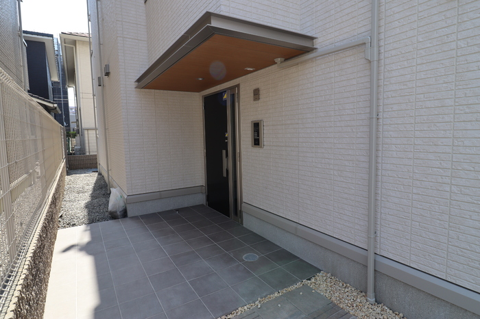 25/27 エントランス