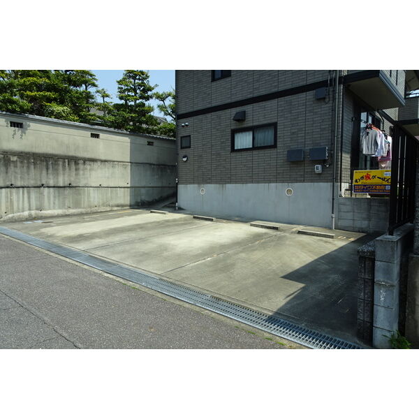 14/14 駐車場
