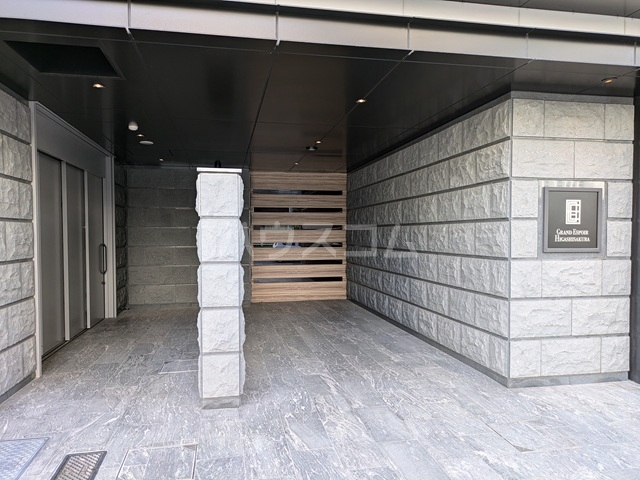 24/30 エントランス