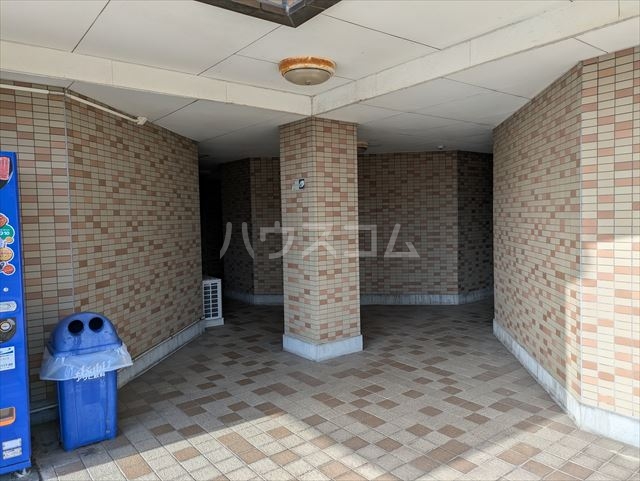 21/30 エントランス