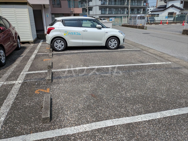 23/28 駐車場