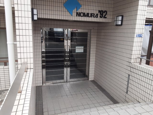 27/28 エントランス