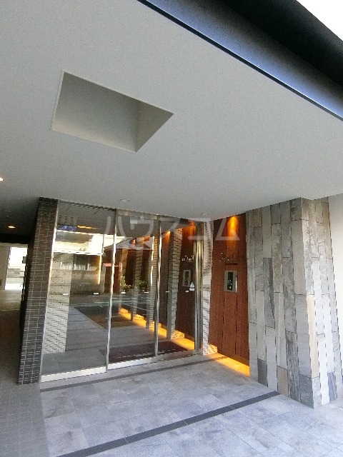 27/30 エントランス