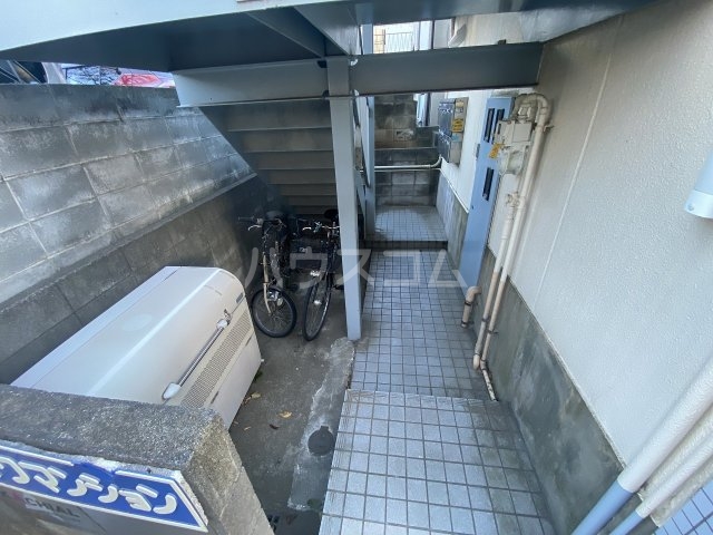 26/27 エントランス