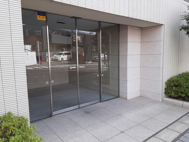 24/30 エントランス