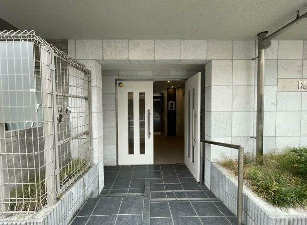 23/25 エントランス