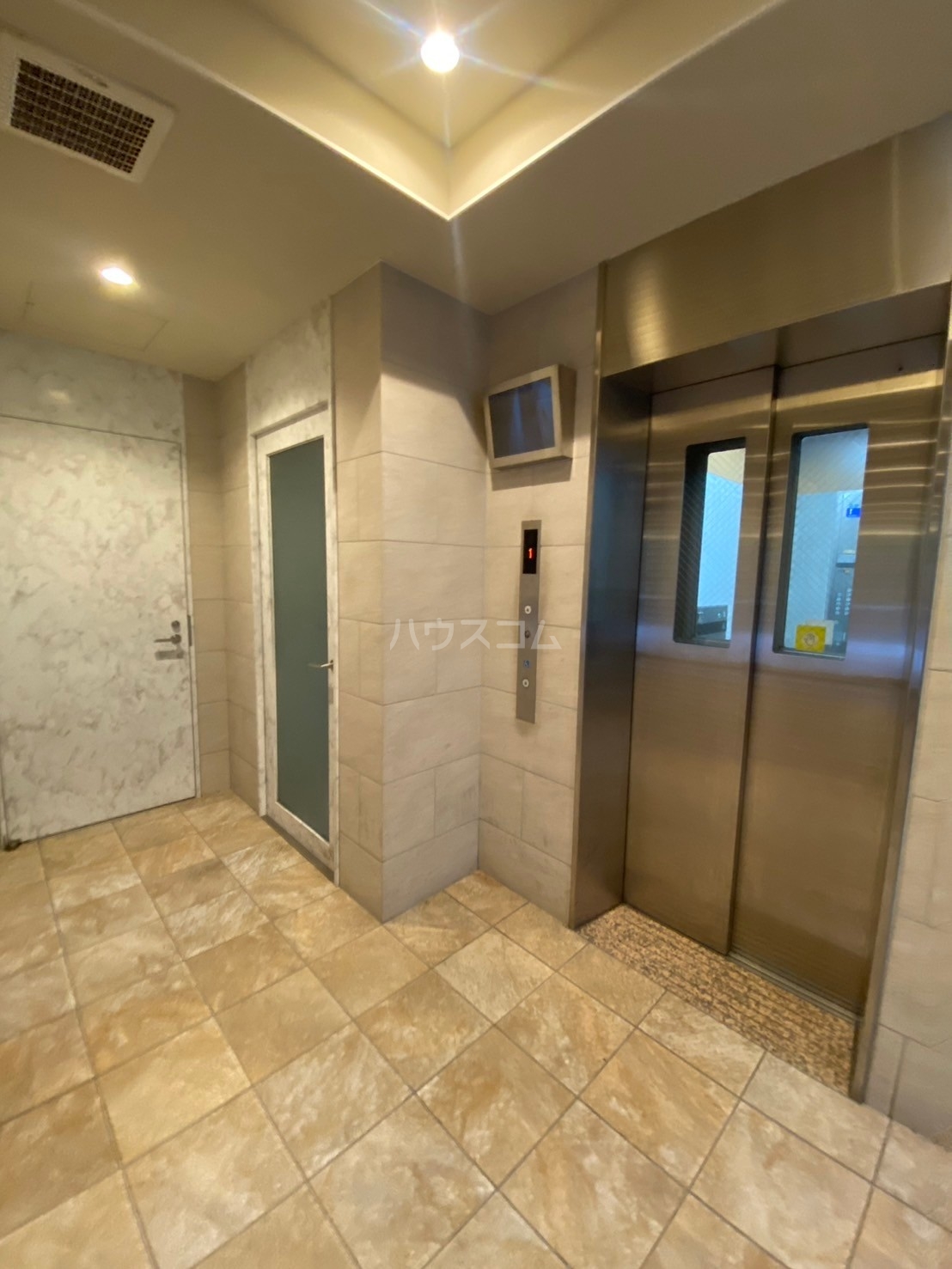 28/30 エントランス