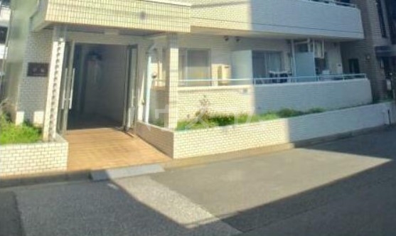 27/30 エントランス