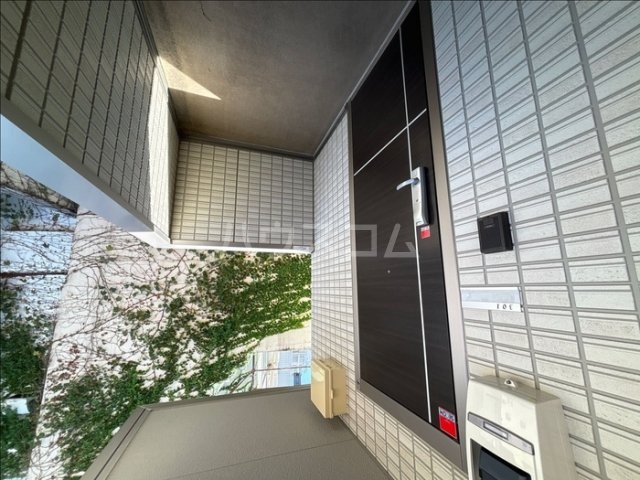 18/21 エントランス