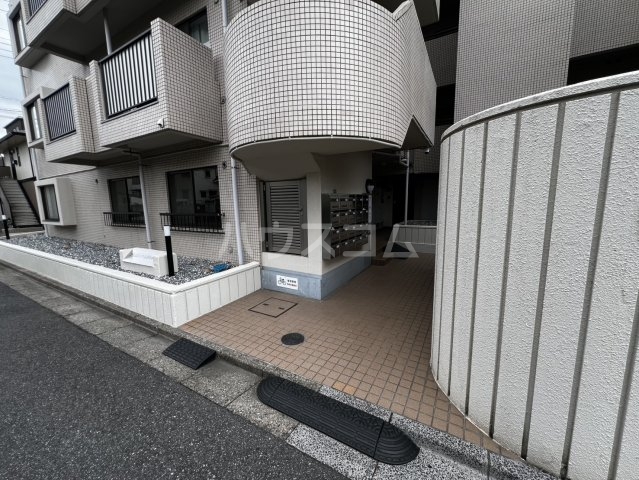 28/30 エントランス
