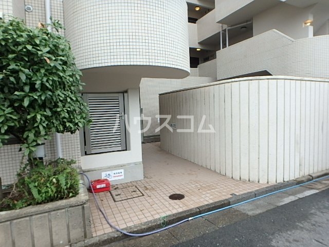 18/27 エントランス