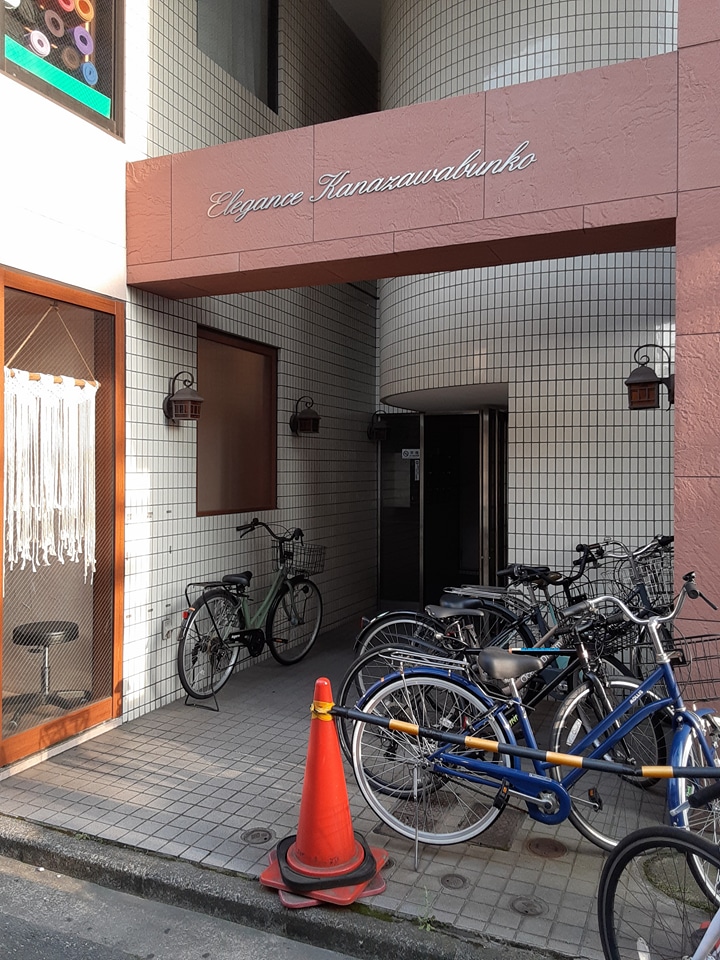 23/26 エントランス