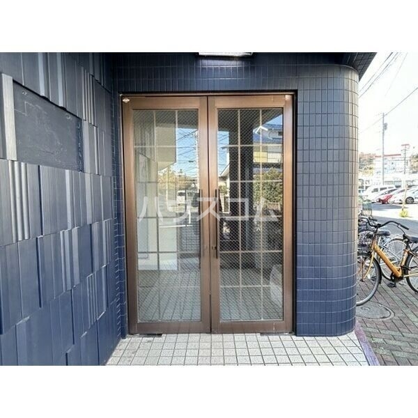 16/19 エントランス