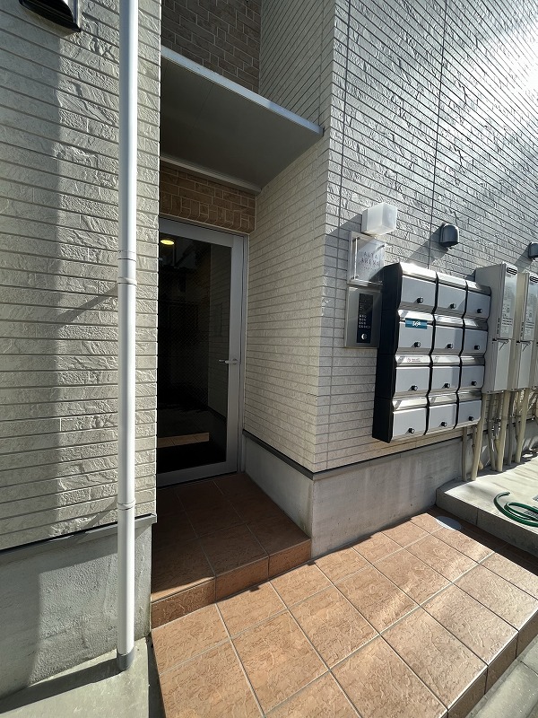 27/30 エントランス