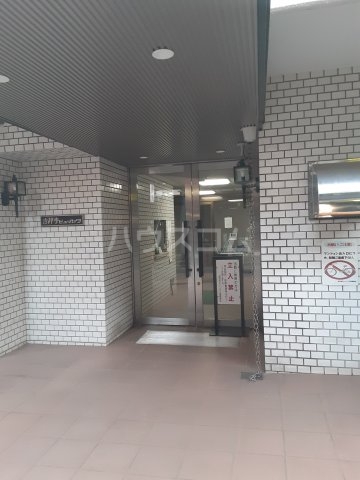 21/30 エントランス