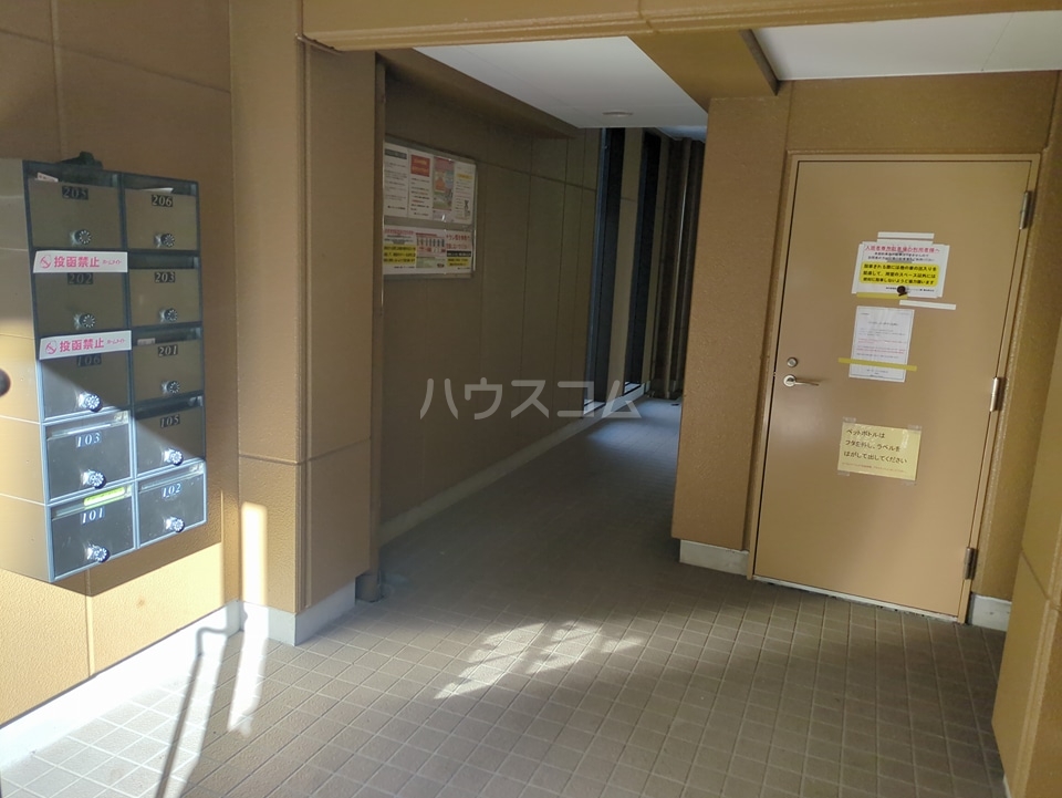 27/30 エントランス