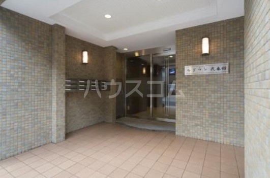 27/30 エントランス