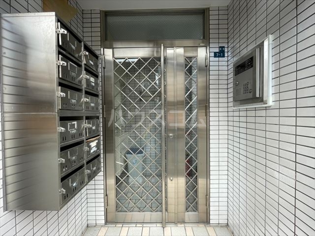 23/30 エントランス