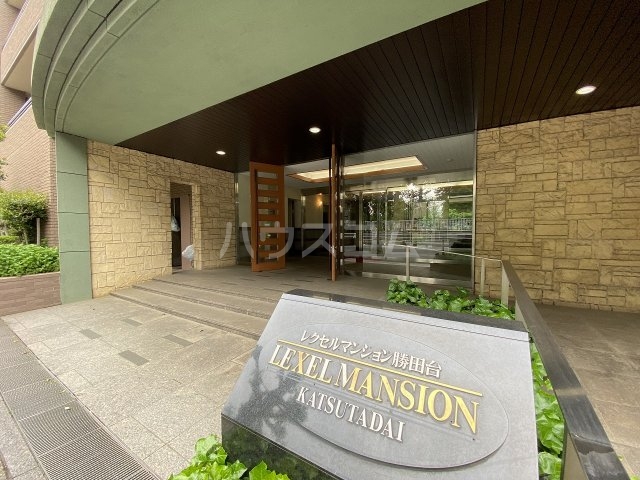 26/30 エントランス