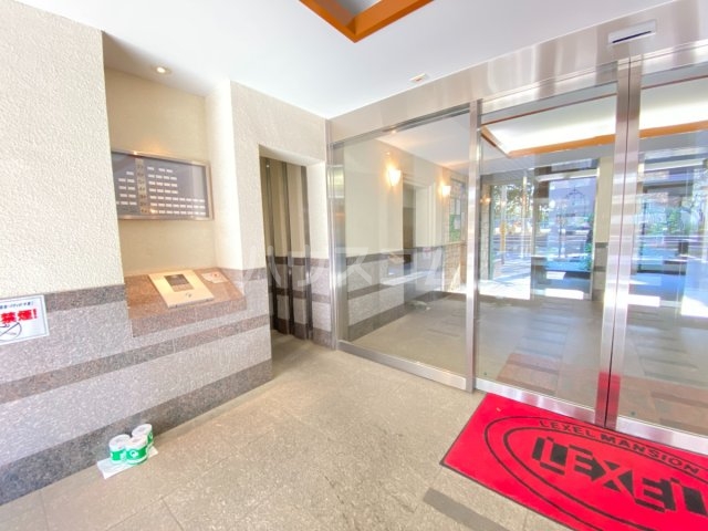 27/30 エントランス