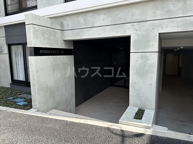 23/27 エントランス