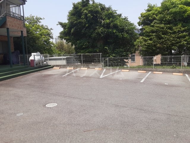 18/28 駐車場