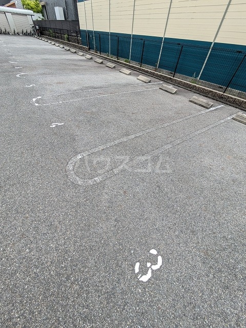 27/30 駐車場