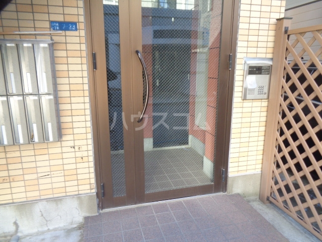 16/23 エントランス