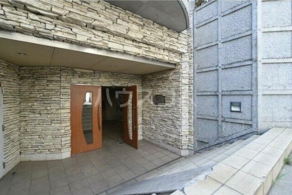 18/22 エントランス