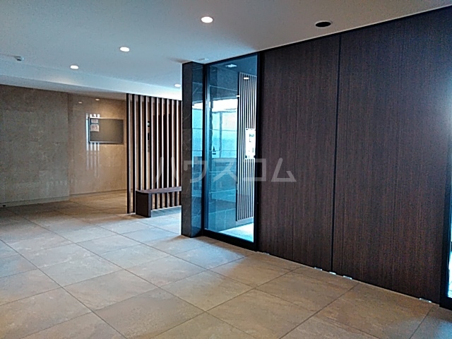 28/30 エントランス