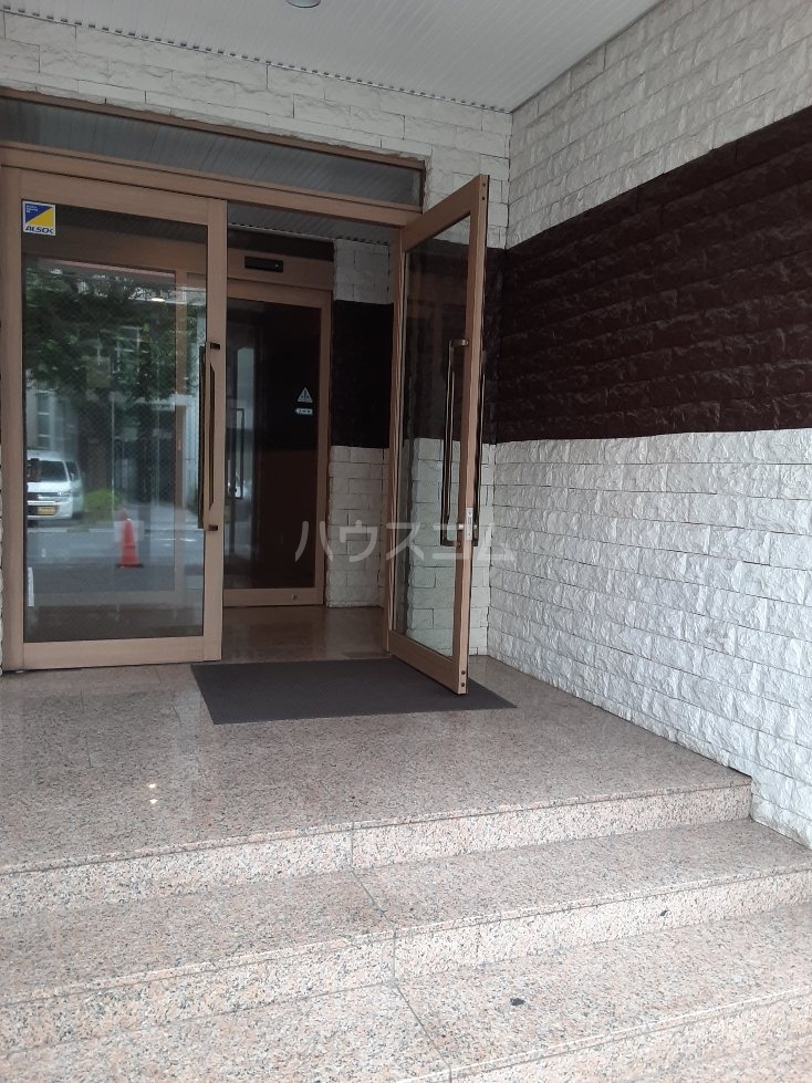 27/30 エントランス