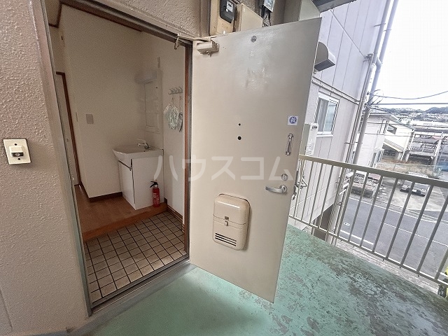 22/28 エントランス