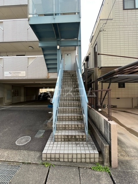 21/30 エントランス