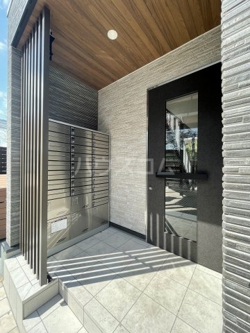 18/23 エントランス