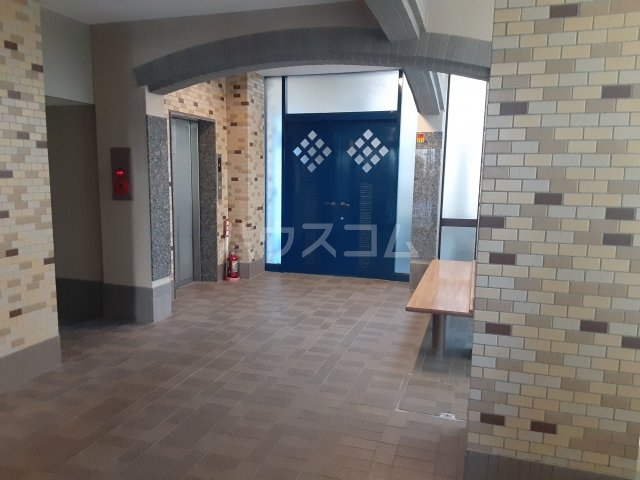 25/27 エントランス