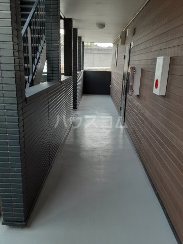 27/28 エントランス