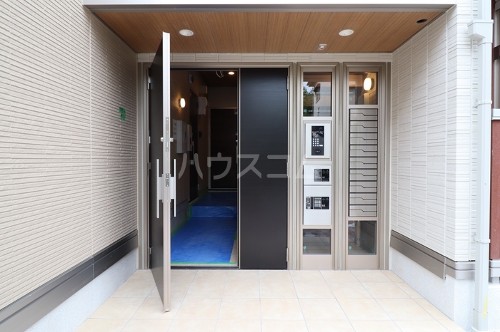 18/25 エントランス