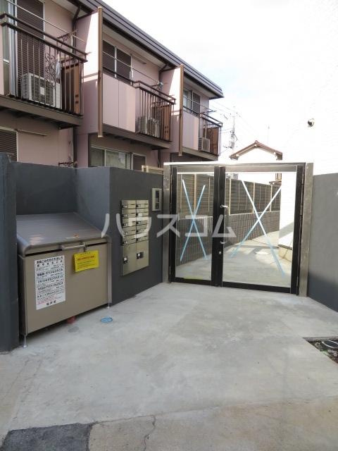 23/30 エントランス