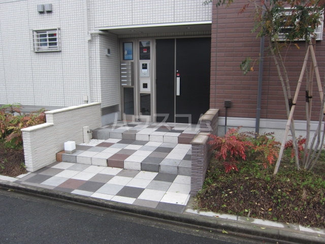 18/27 エントランス