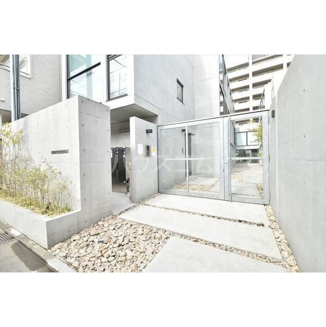 23/26 エントランス