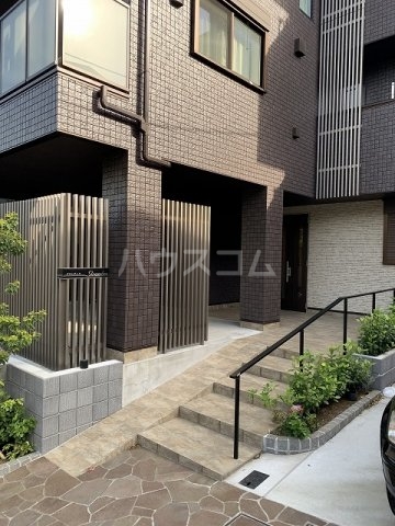 24/30 エントランス