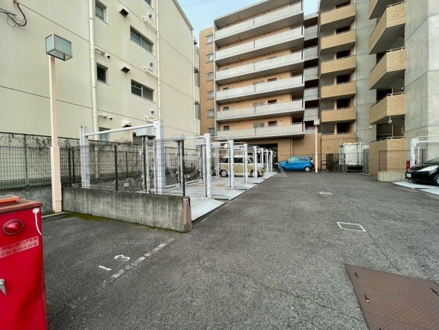 27/30 駐車場