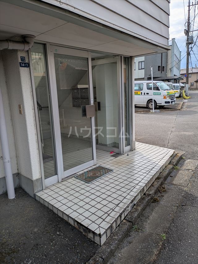 21/30 エントランス