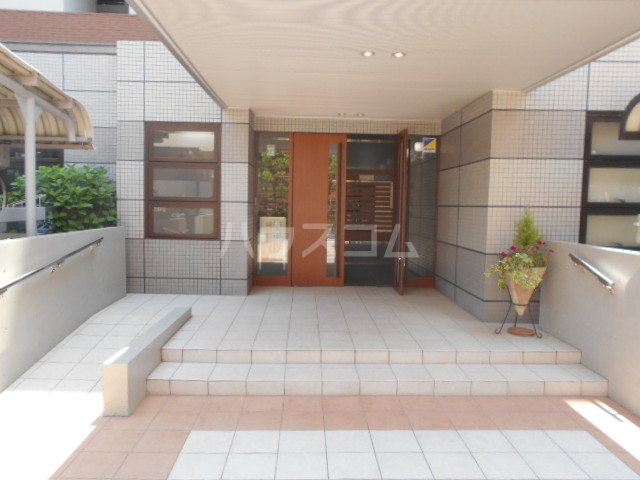 28/30 エントランス