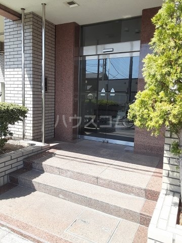 27/30 エントランス