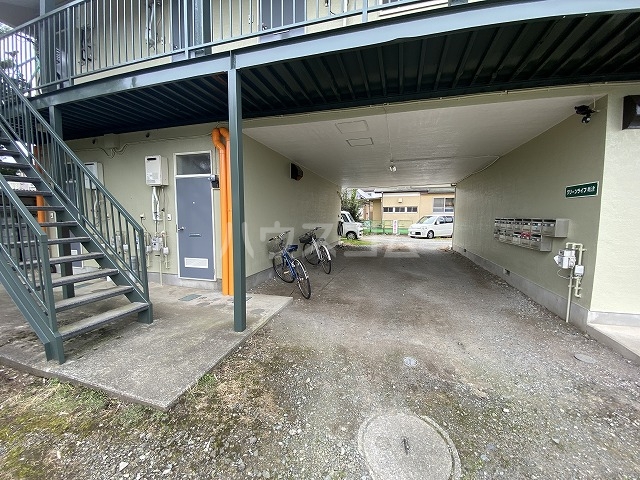 27/30 エントランス