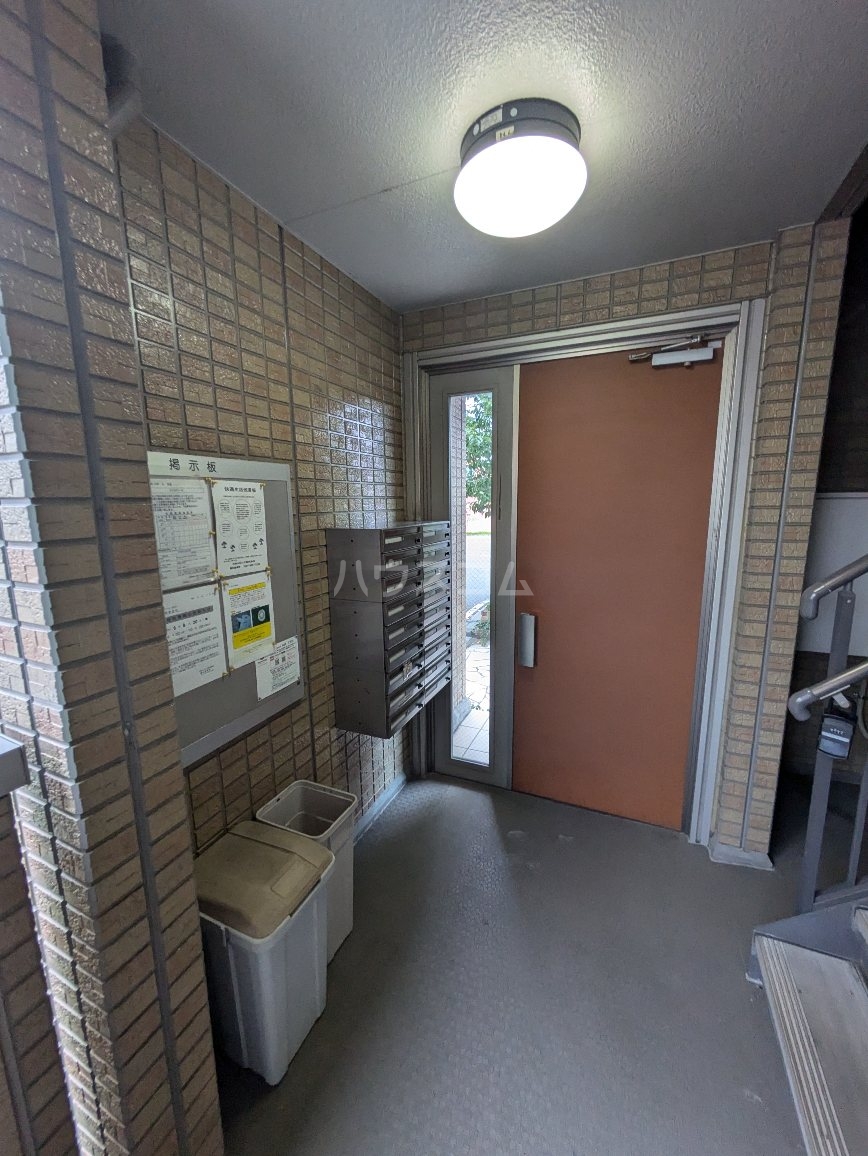 16/25 エントランス